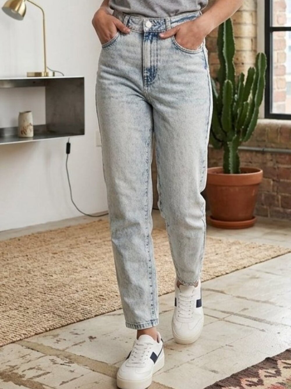 Zara High Rise Faded Mom Jeans Size 2